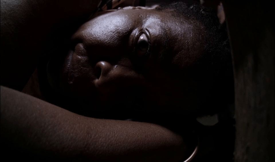 Uma Noite, Uma Mesa, e a Espera pela Morte: uma crítica sobre Até o Fim